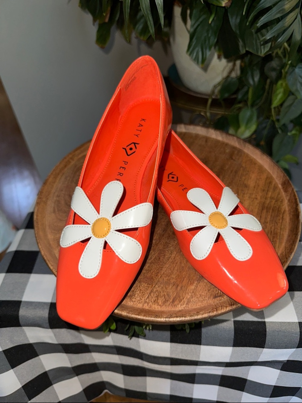 Katy Perry Evie Daisy Collections Orange Patent Flats with Daisy size 6 NWOT